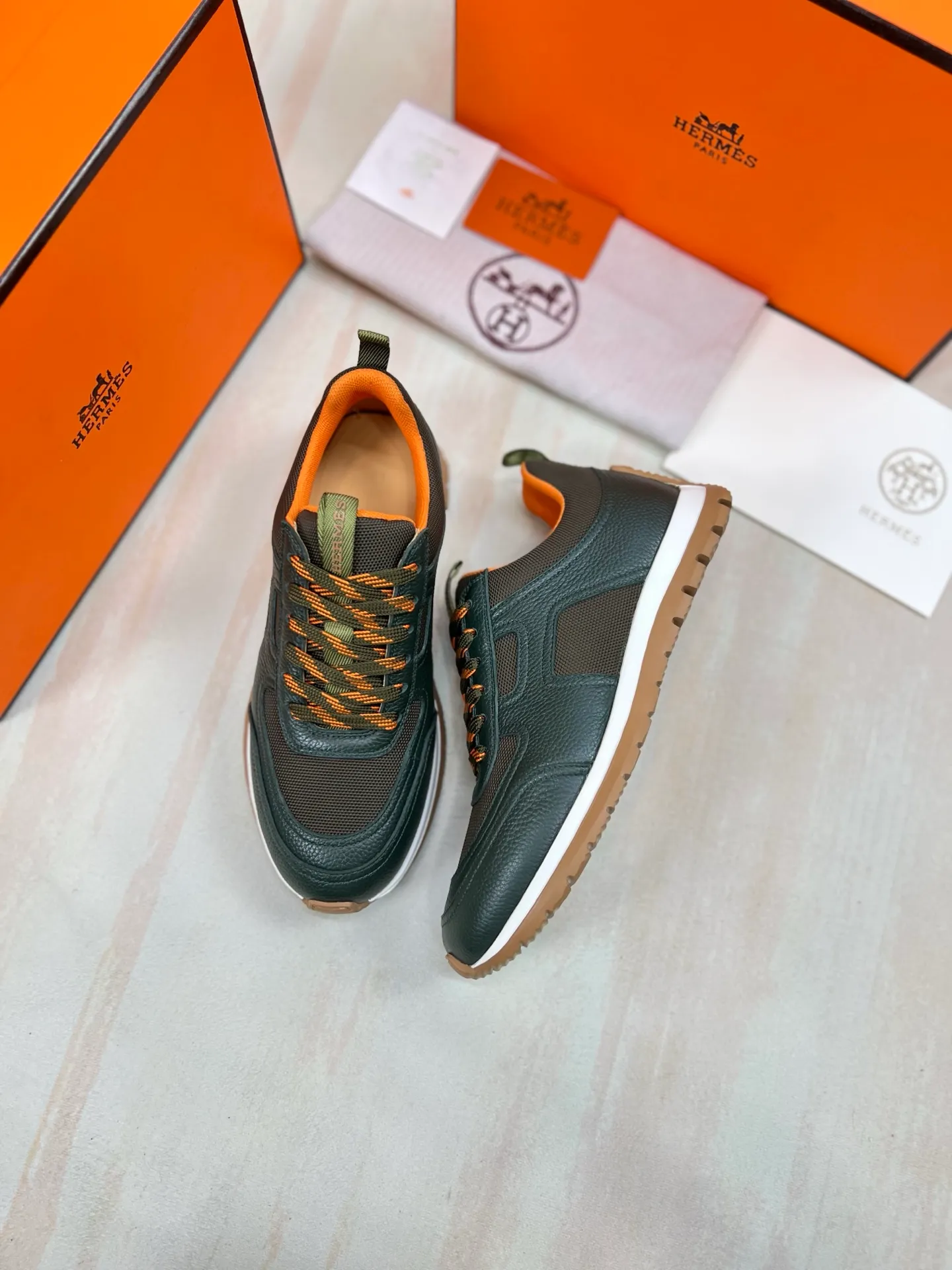 Factory price 640💰Hermes Jimmy men's sneakers, Hermes high-tech canvas and suede goatskin sneakers with grooved rubber soles. Create a modern hiking style. Honey-colored rubber sole, white rubber midsole, pumpkin-colored high-tech canvas lining Size: 38-44 (45 customized)